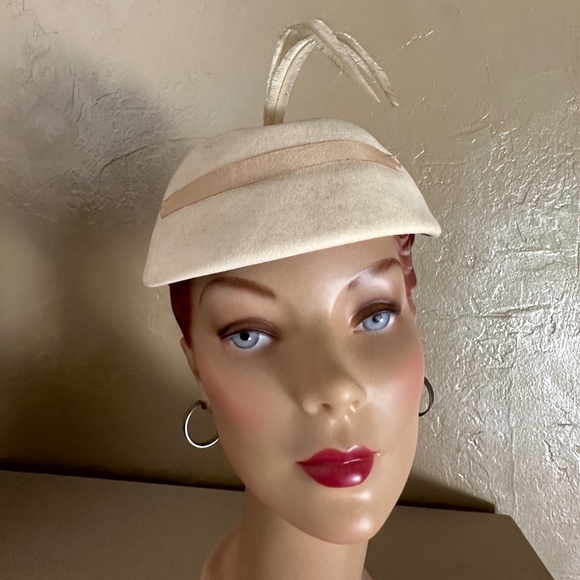 ELEGANT 1950s\' WINTER WHITE FELT TOQUE WITH TALL FEATHERS main image 7